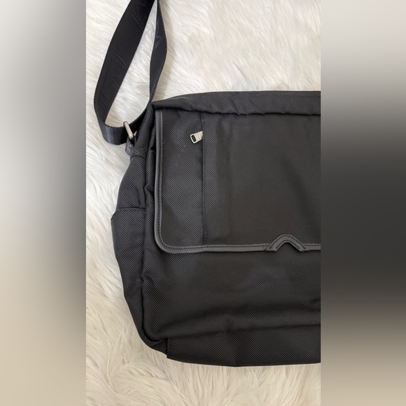 TUMI Leather Shoulder Bag Men’s Business Casual Black Luxury - Picture 3 of 9